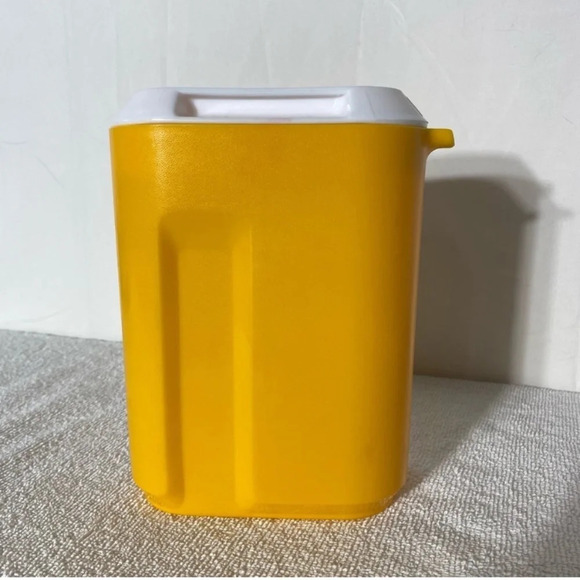 Vintage  Rubbermaid Yellow Handleless Pitcher With Lid - Picture 1 of 13